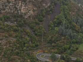 La frana che incombe sulla strada regionale 45