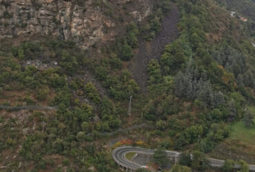 La frana che incombe sulla strada regionale 45