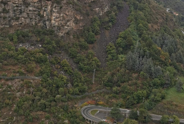 La frana che incombe sulla strada regionale 45