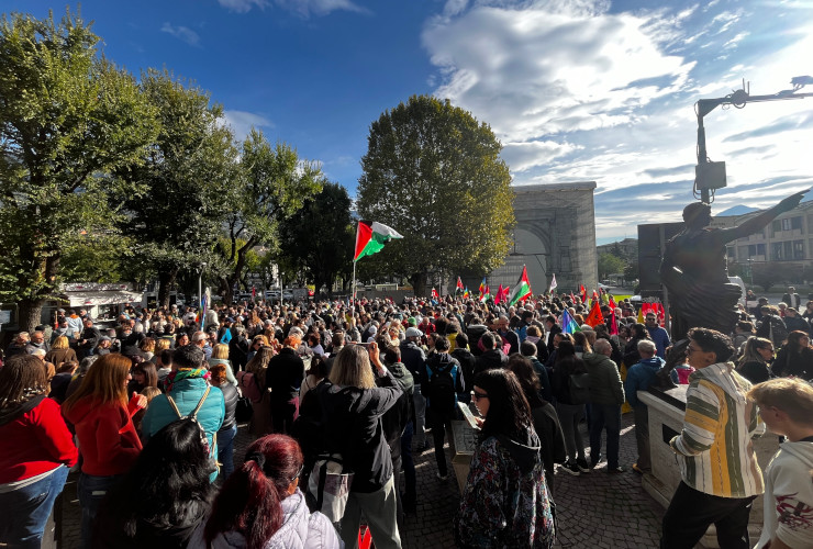 Il presidio della Cgil per Gaza in piazza Arco d'Augusto ad Aosta