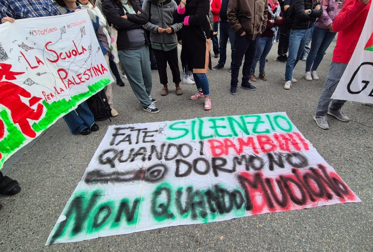 Uno degli striscioni presenti durante il presidio per Gaza della Cgil