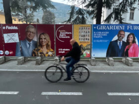 I manifesti per il ballottaggio di Rocco e Girardini davanti alla pista ciclabile, in piazza della Repubblica ad Aosta