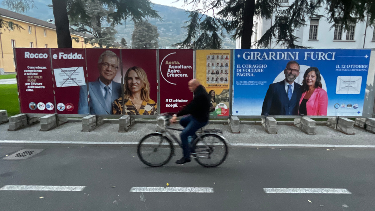 I manifesti per il ballottaggio di Rocco e Girardini davanti alla pista ciclabile, in piazza della Repubblica ad Aosta