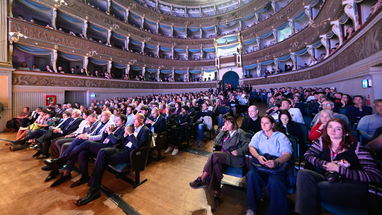 Il pubblico al Teatro sociale di Trento all'incontro con Federica e Davide Brignone (foto Nicola Eccher)