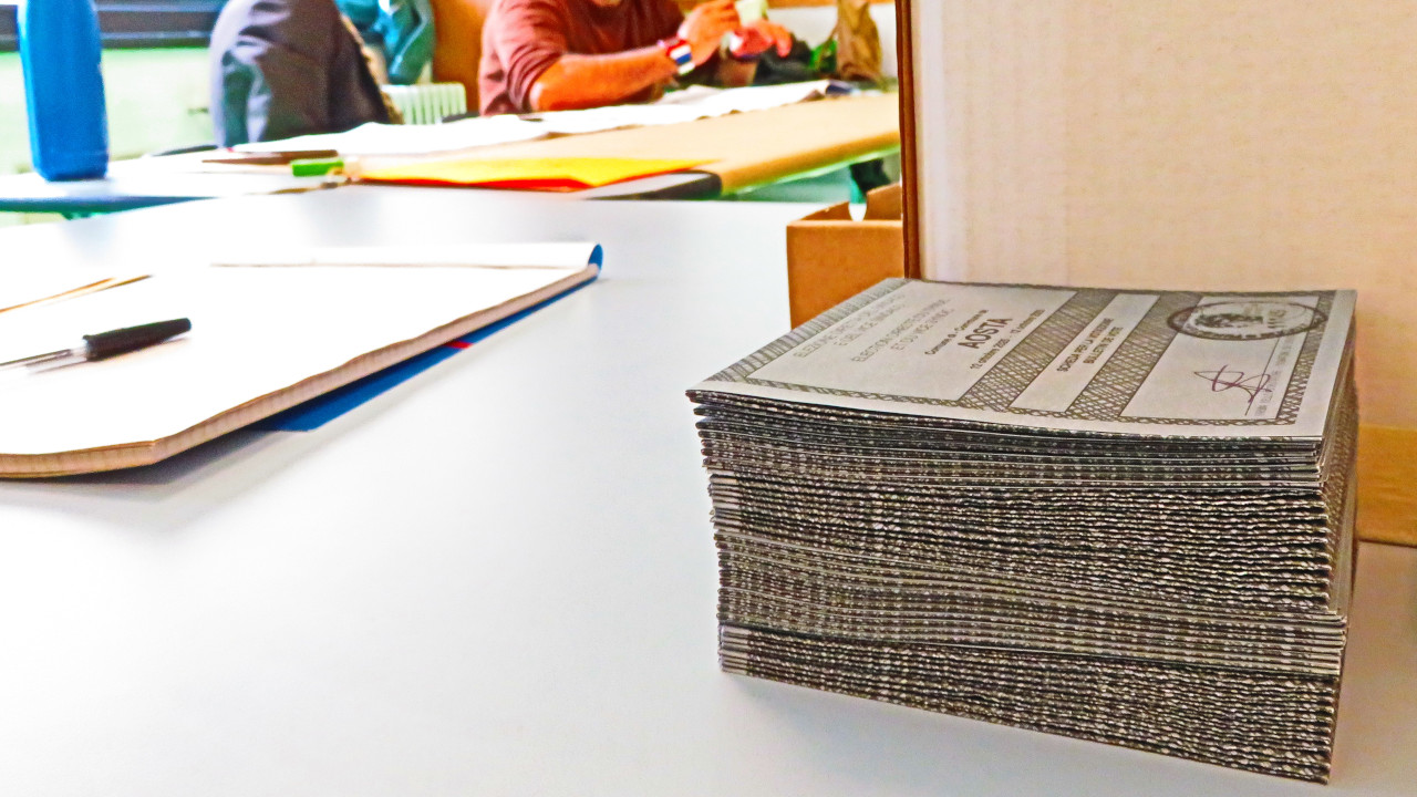 Un mucchio di schede elettorali del ballottaggio di Aosta
