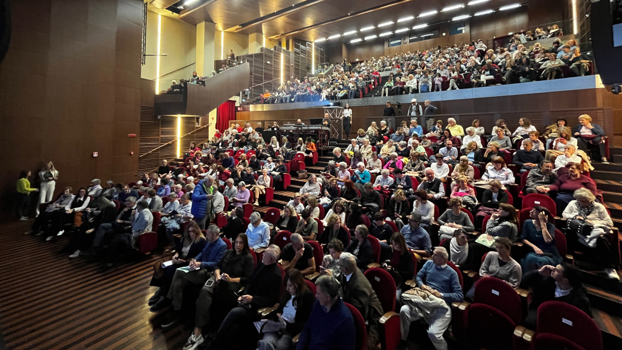 Il pubblico presente al Teatro Splendor di Aosta per la presentazione della Saison Culturelle 2025-2026