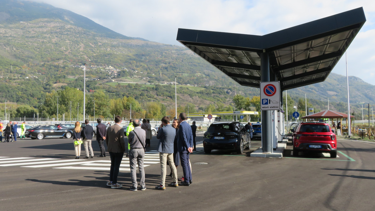 La stazione di ricarica elettrica Les Iles sud, sull'autostrada A5, in direzione Torino