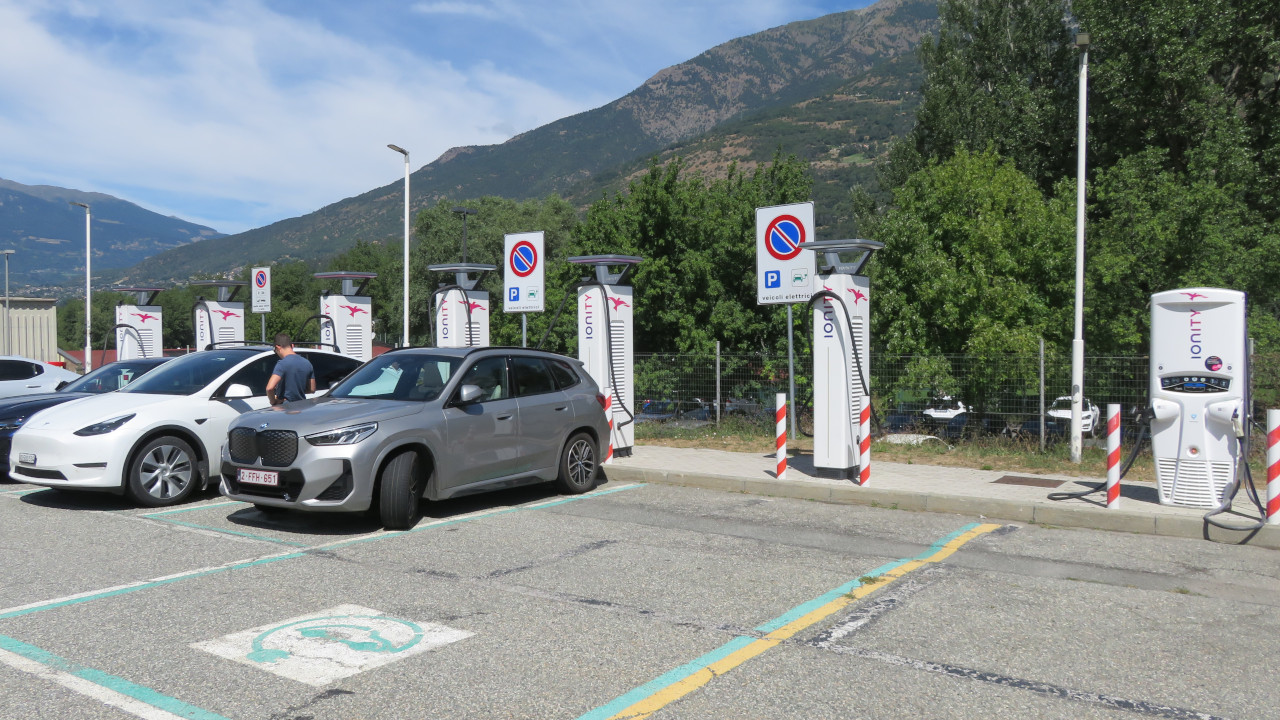 Le colonnine di ricarica elettrica nell'area di servizio Les Iles nord