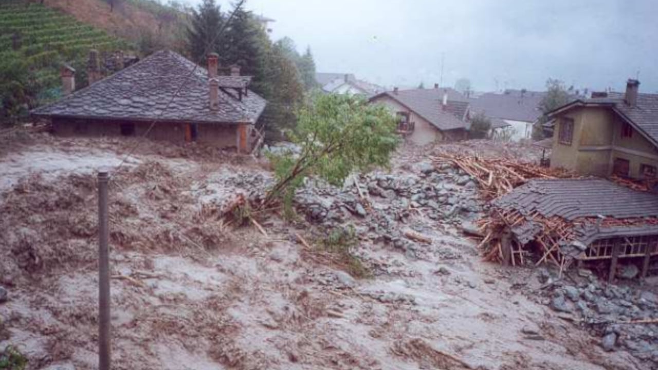 I danni dell'alluvione del 2000 a Nus