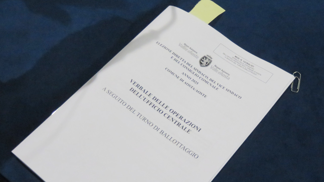 Il fascicolo col verbale dello scrutinio del ballottaggio per il sindaco di Aosta
