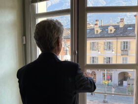 Gianni Nuti chiude la finestra del suo ufficio per l'ultima foto, nell'immagine postata sui social