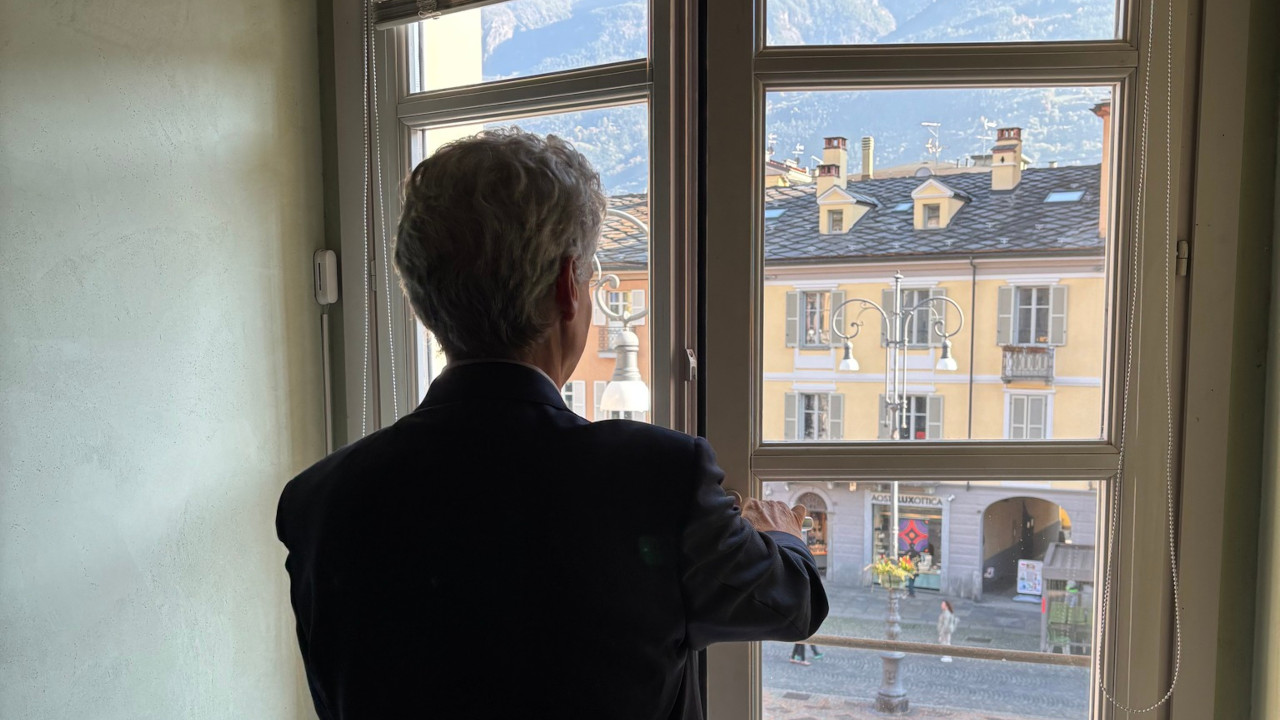 Gianni Nuti chiude la finestra del suo ufficio per l'ultima foto, nell'immagine postata sui social