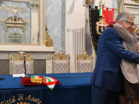 L'abbraccio tra Raffaele Rocco e Valeria Fadda dopo la proclamazione a sindaco e vice sindaca di Aosta