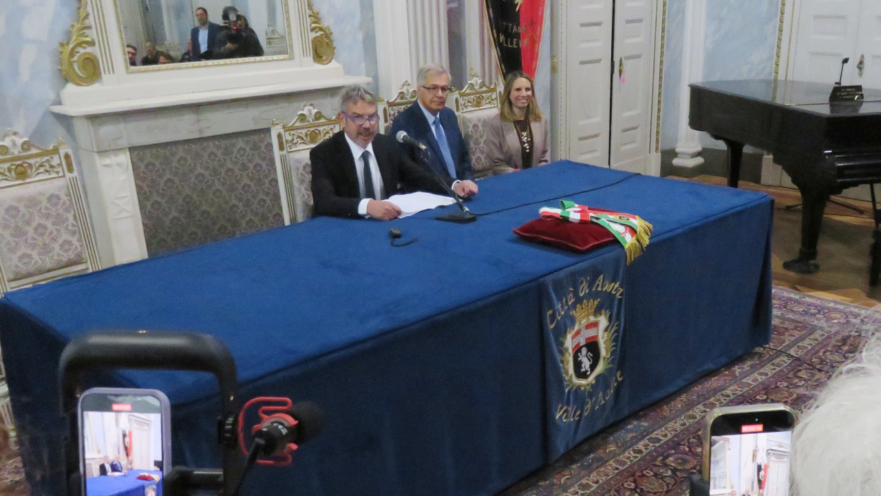 Un momento della proclamazione del nuovo sindaco e vice sindaca di Aosta, con il presidente dell'Ufficio elettorale Giuseppe Colazingari