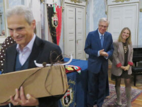 Gianni Nuti e Josette Borre dopo aver ricevuto i doni di congedo da Raffaele Rocco e Valeria Fadda
