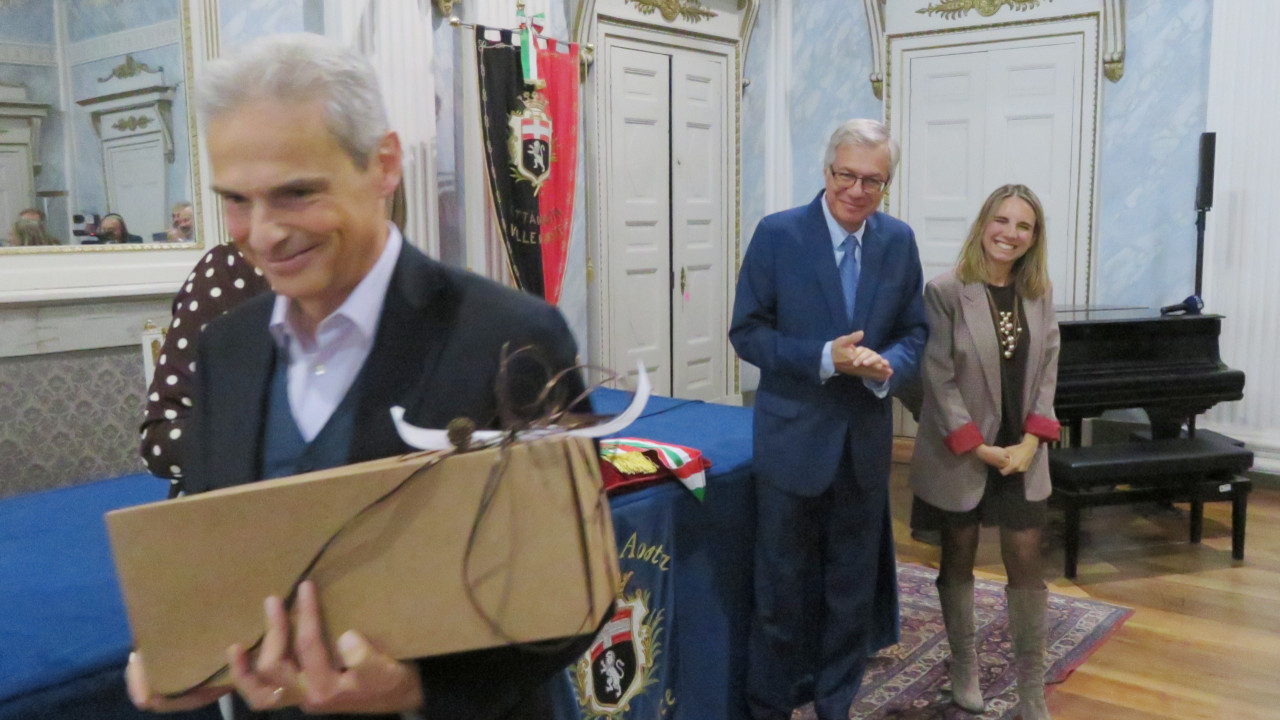 Gianni Nuti e Josette Borre dopo aver ricevuto i doni di congedo da Raffaele Rocco e Valeria Fadda