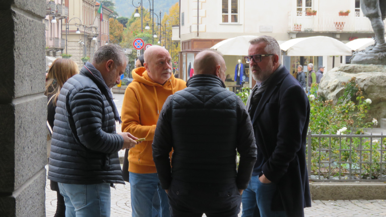 Luca Tonino, segretario regionale del PD e rieletto consigliere comunale, insieme ad altri nuovi consiglieri comunali mentre attende di salire al Salone Ducale