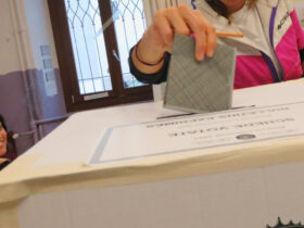 La votazione alle elezioni comunali di Aosta