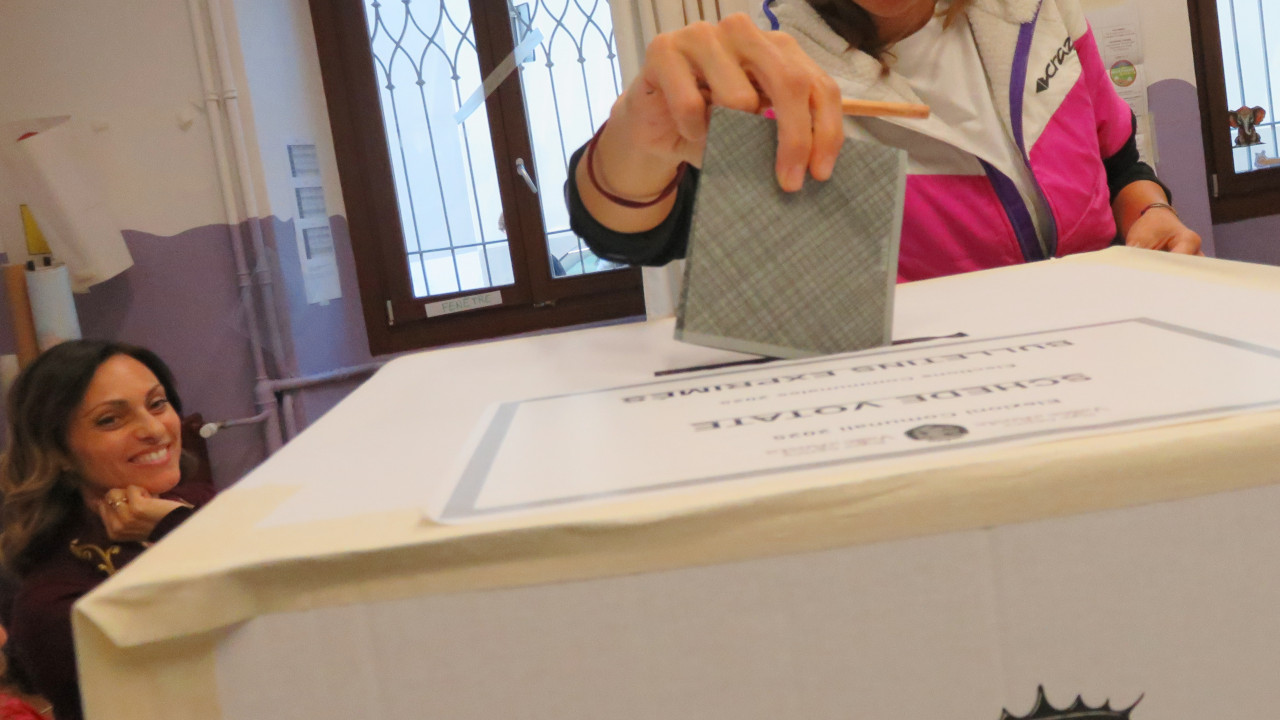 La votazione alle elezioni comunali di Aosta