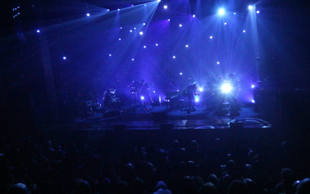 Niccolò Fabi ha aperto la Saison culturelle: emozione e introspezione al Teatro Splendor