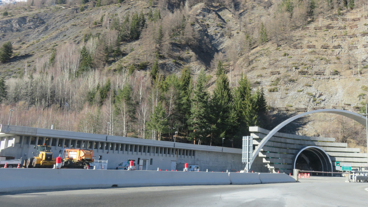 20251018_tmb_ingresso_e_mezzi_d_opera L'ingresso italiano del Traforo del Monte Bianco, dove sono parcheggiati mezzi d'opera