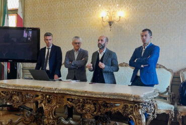 Michele Rabino, responsabile dello Sviluppo infrastrutture Area nord ovest di Rfi, Luigi Bertschy, assessore ai trasporti della Regione Valle d'Aosta, Matteo Chiantore, sindaco di Ivrea e Marco Gabusi, assessore ai trasporti della Regione Piemonte