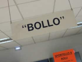Il cartello del 'bollo auto' allo sportello dell'Aci VdA
