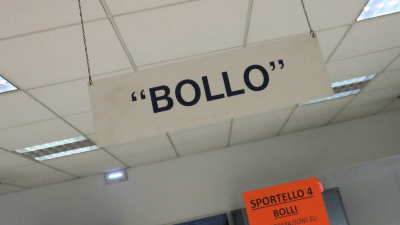 Il cartello del 'bollo auto' allo sportello dell'Aci VdA