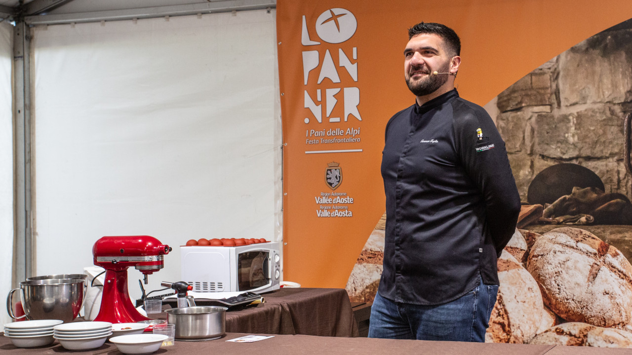 Tommaso Foglia durante la premiazione dell'edizione 2025 de Lo Pan Ner