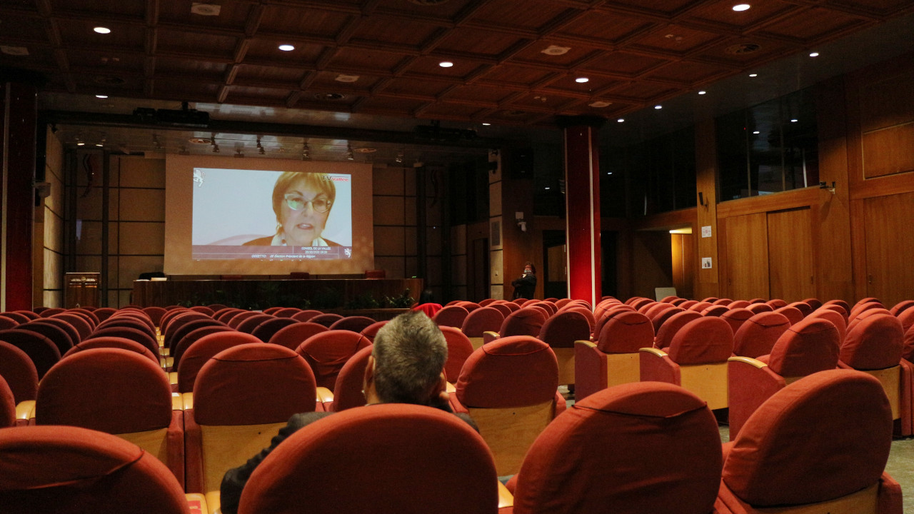 Le riunioni in remoto del Consiglio Valle nel 2020, con l'allora assessora Chiara Minelli