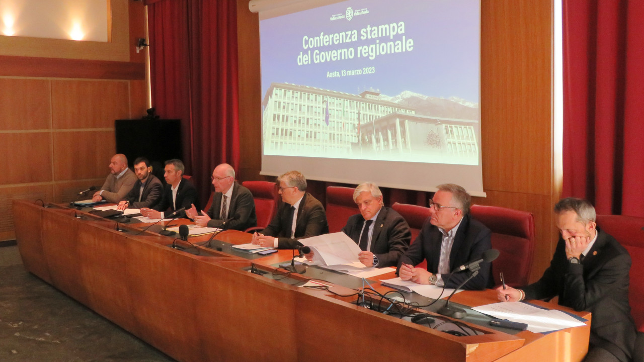 La Giunta Testolin alla sua prima conferenza stampa ufficiale
