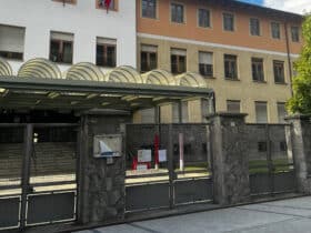 L'ingresso della scuola 'Lexert' del quartiere Cogne ad Aosta