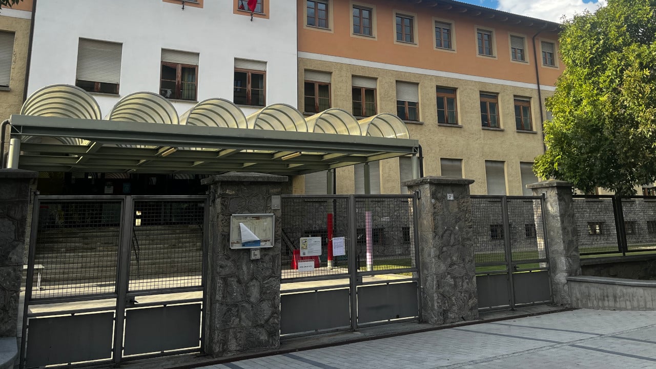 L'ingresso della scuola 'Lexert' del quartiere Cogne ad Aosta