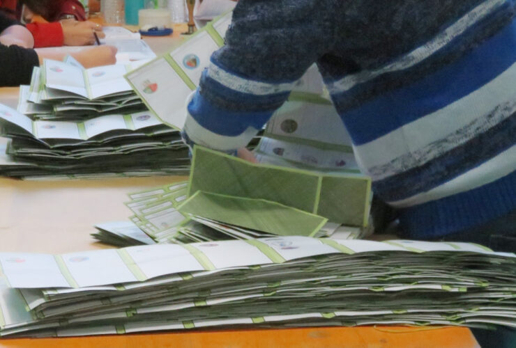 Le schede delle elezioni regionali durante lo spoglio centralizzato