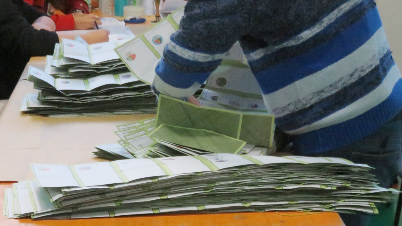 Le schede delle elezioni regionali durante lo spoglio centralizzato