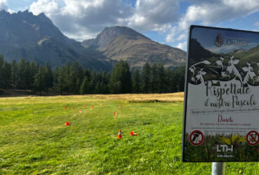 Un cartello a La Thuile che invita al rispetto del suolo