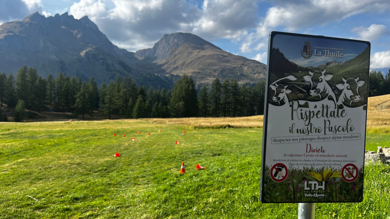 Un cartello a La Thuile che invita al rispetto del suolo