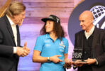 A Soëlden Federica Brignone riceve il premio 'AIJS Skieur d’or' dal presidente AIJS Patrick Lang e dal presidente della Fis John Eliasch