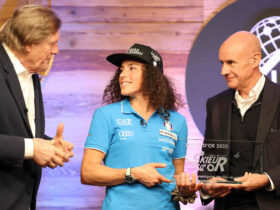 A Soëlden Federica Brignone riceve il premio 'AIJS Skieur d’or' dal presidente AIJS Patrick Lang e dal presidente della Fis John Eliasch