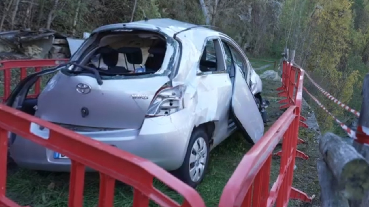 L'auto caduta nel torrente 'Savara' tra Villeneuve ed Introd