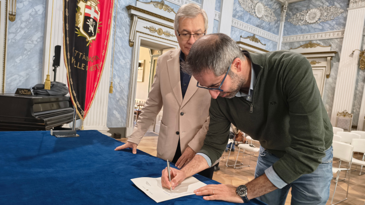 Marco Gheller firma l'accettazione dell'Assessorato comunale alle politiche sociali, presidi di comunità e coesione