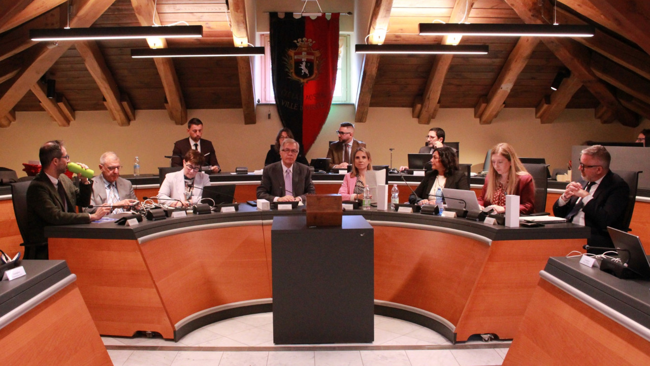 La nuova Giunta del Comune di Aosta al suo debutto in Consiglio comunale