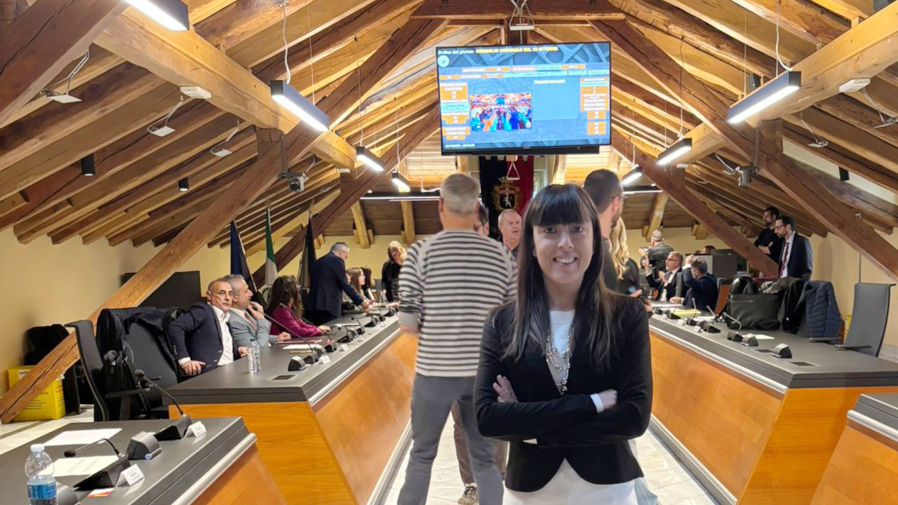 Sylvie Spirli nell'aula del Consiglio comunale di Aosta in un'immagine diffusa sui social media