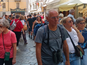 Turisti ad Aosta, ad agosto 2025, durante la Foire d'été
