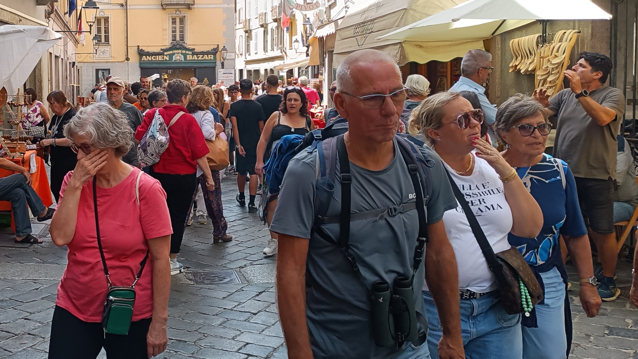 Turisti ad Aosta, ad agosto 2025, durante la Foire d'été