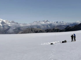 Tecnici dell'Arpa VdA impegnati della misurazione dei livelli glaciologici