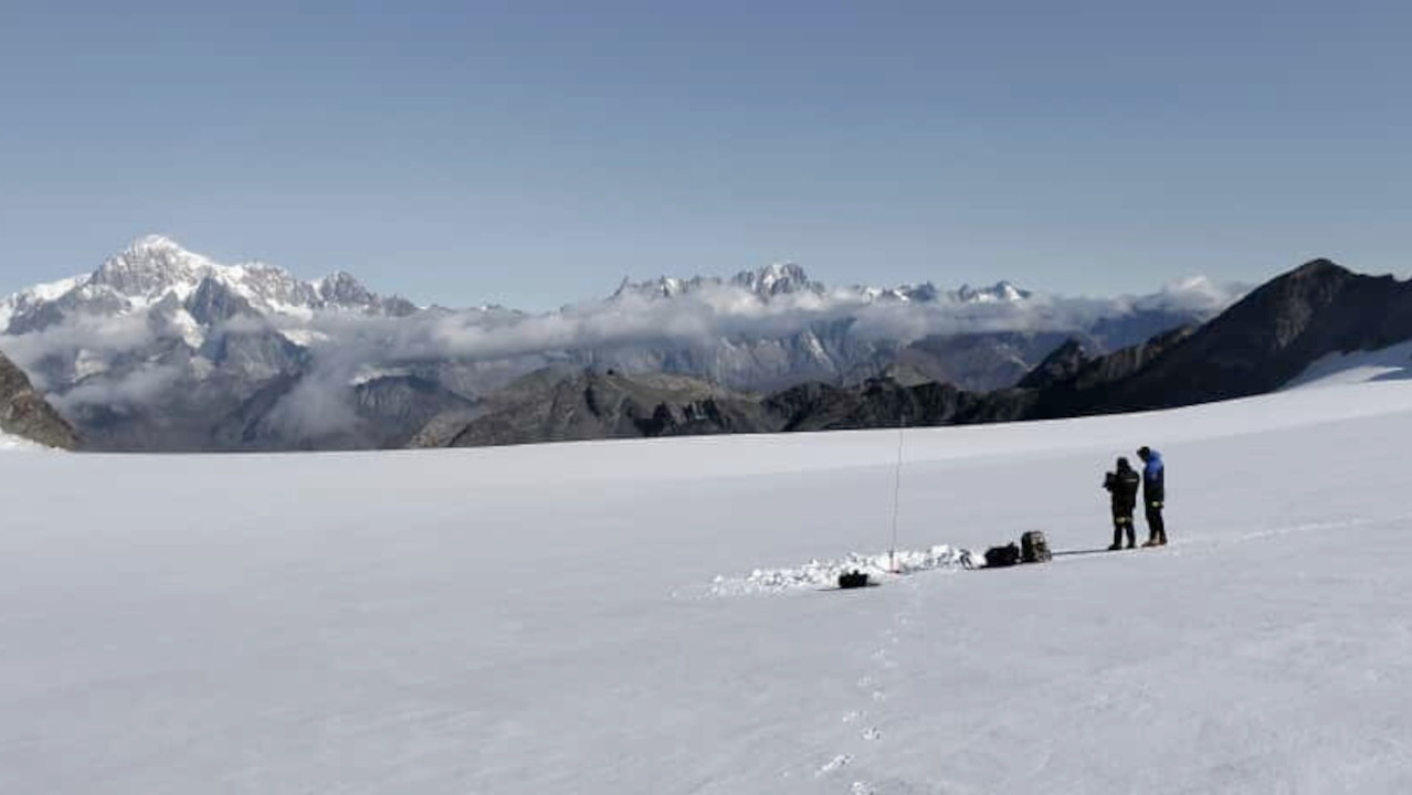 Tecnici dell'Arpa VdA impegnati della misurazione dei livelli glaciologici