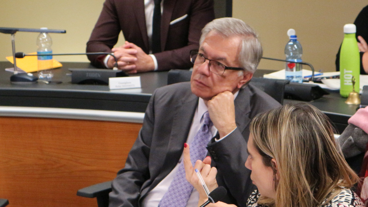 Il sindaco di Aosta, Raffaele Rocco, durante il primo Consiglio comunale