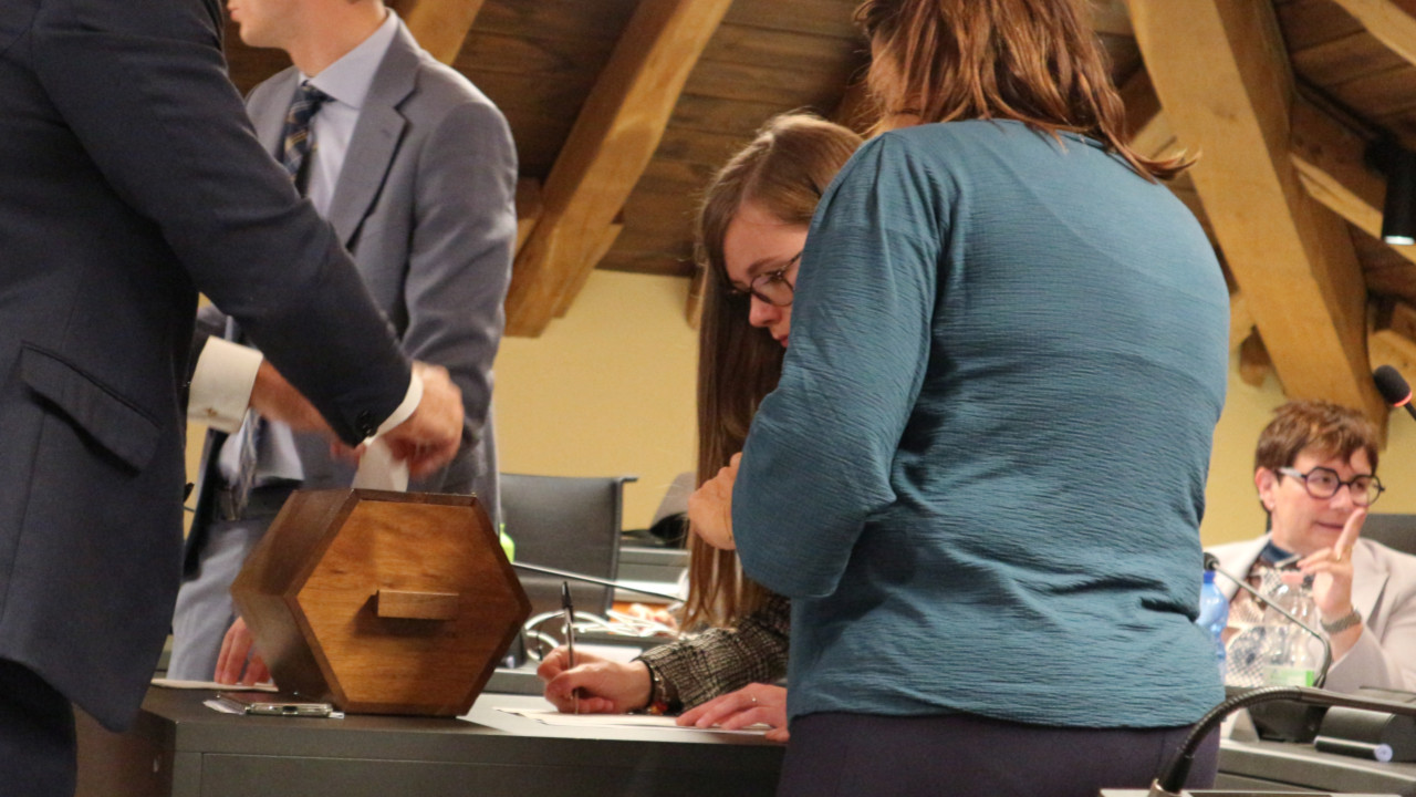 Una votazione durante il primo Consiglio comunale di Aosta