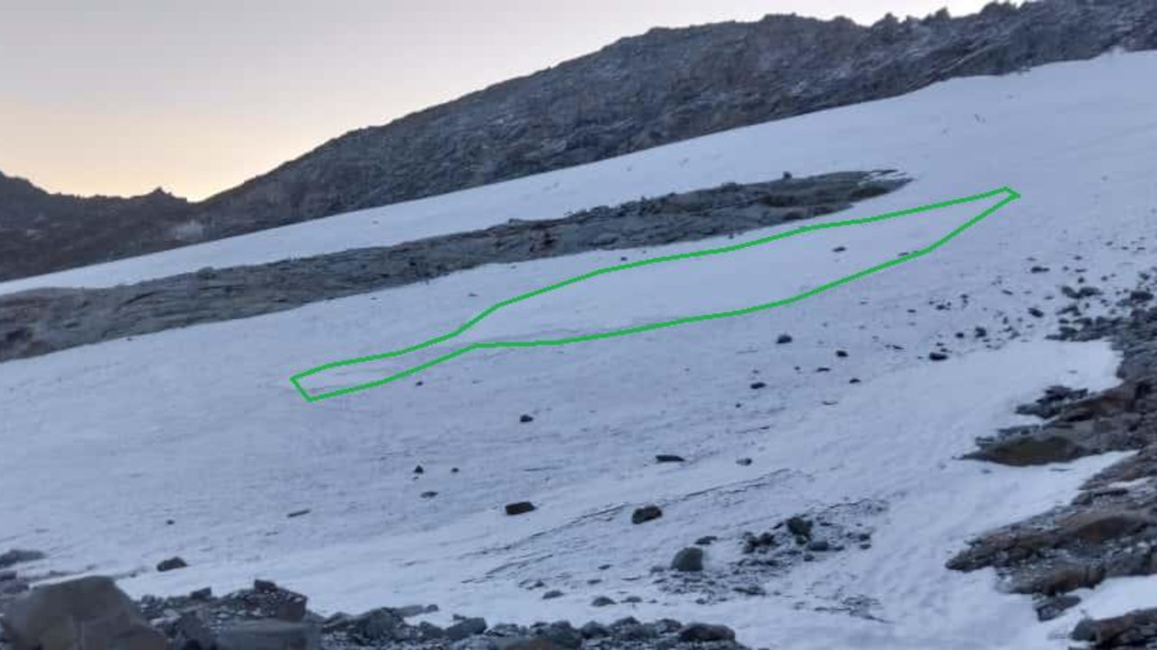 Il ghiacciaio Timorion con in evidenza il residuo dell’accumulo da valanga rilevato l'11 settembre 2025